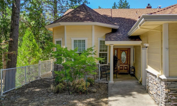 Groveland Casa | Stylish & spacious 6-bedroom house with game room near lake & Yosemite