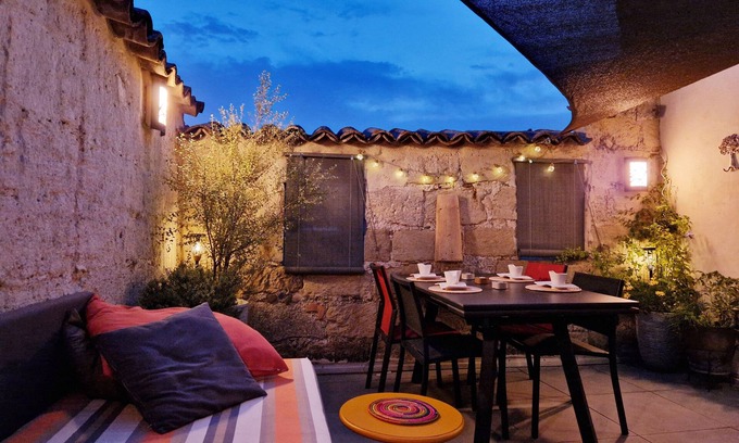 Pezenas Casa | Elegante casa de piedra: terraza privada en la azotea, cocina de diseño, estacionamiento seguro