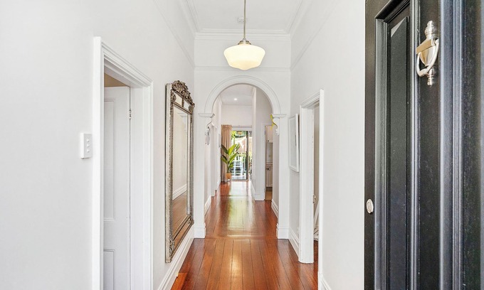 Bayswater Casa | Stylish Suburban Getaway: Spacious & BBQ in Bayswater