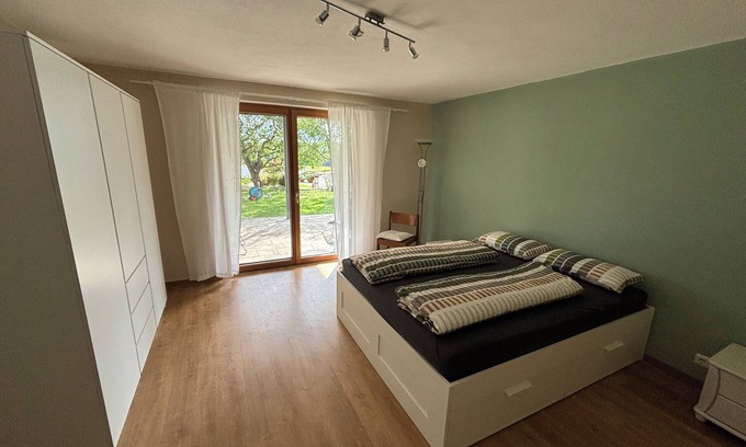 Wackersdorf Apartamento | Stylish vacation apartment (110sqm) with terrace and beautiful garden