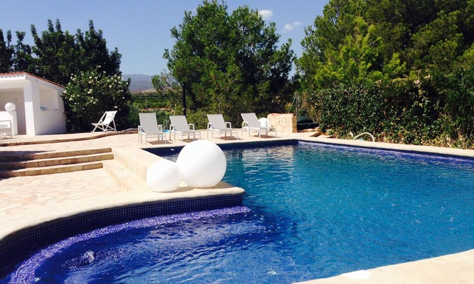 Pedralba Casa | Elegante villa con piscina privada y vistas a la montaña.