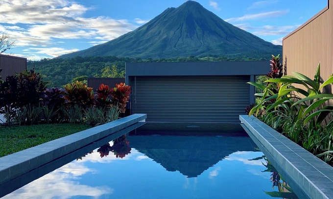 Aguas termales de Arenal Villa | Brand new private villa, spectacular views, pool, jacuzzi, sun deck, BBQ, WiFi