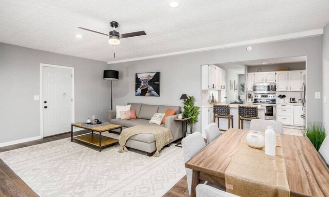 Royal Manor Casa | Suburban oasis perfect for families & groups