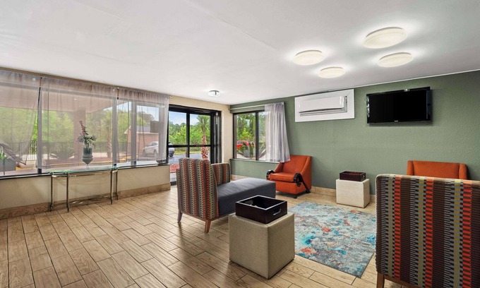 Seven Oaks Hotel | Suburban Studios Columbia Northwest