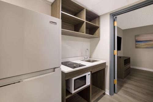 Milwaukee Hotel | Suburban Studios Milwaukee Airport