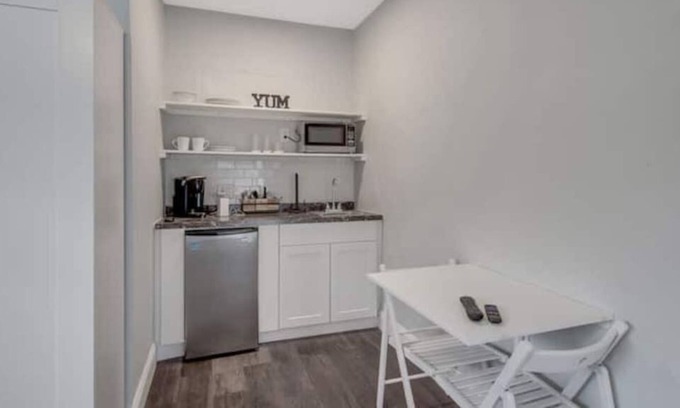 Edgewood Apartamento | Habitación privada grande con entrada privada.