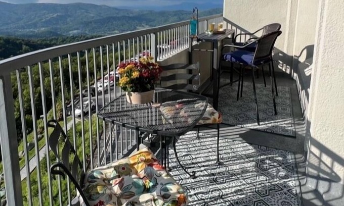 Sugar Mountain Condominio | Sugar In The Sky - Quiet End Unit w/ Air Conditioning & Work Space