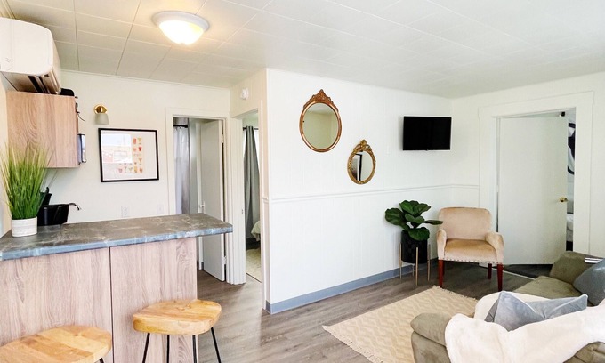 Sault Ste. Marie Apartamento | Suite 102 | 2 Bedroom / 2 Bath + Living & Kitchen