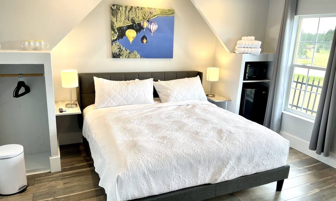 Custer Cabina | Suite 205 "The Tawny Eagle"