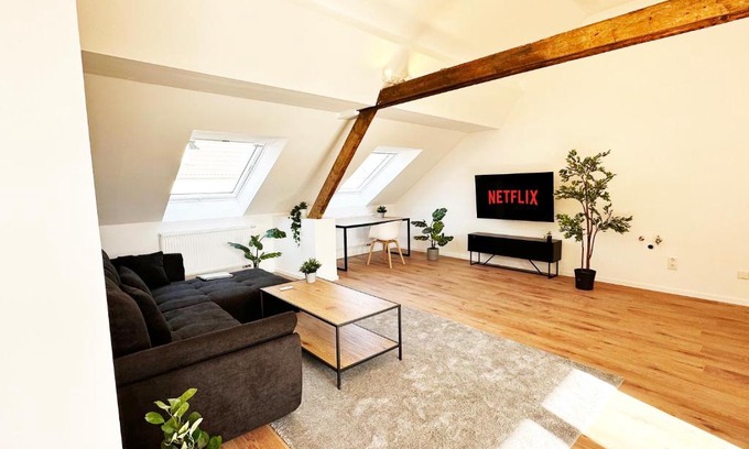 Krefeld Apartamento | Suite-Apartment zentral in Krefeld mit hohen Decken