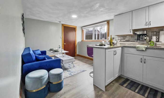 Chelsea Condominio | Suite at House of L: near Boston, Hospitals, Encore Casino, Walk to Bus, Fast WiFi, Driveway