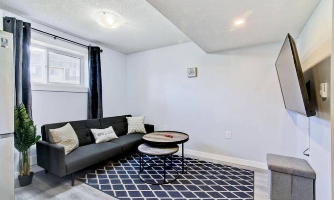 Calgary Alquiler De RV | Suite Life by Nose Hill with Parking Firepit