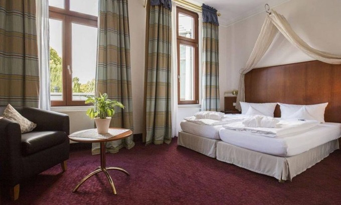 Center Casa | Suite, shower or bath, WC - Hotel am Schloss