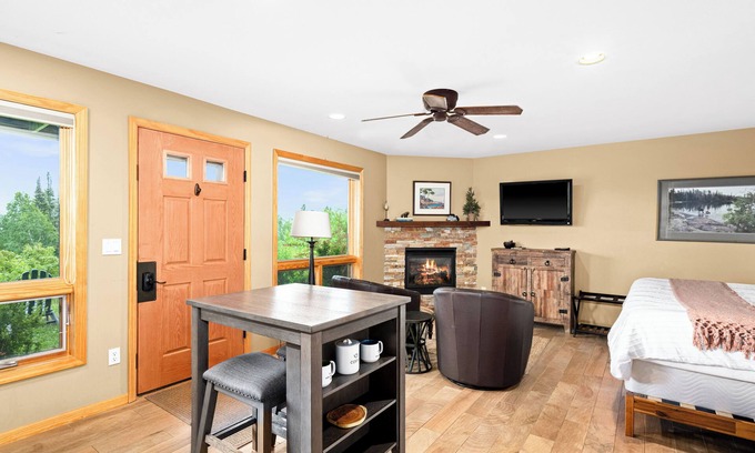 Lutsen Casa | Ski getaway suite, next to winery, pet friendly!