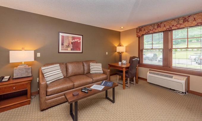 Thayerville Apartamento | Suites at Silver Tree: A214 Studio Standard View