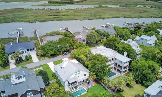 Sullivan's Island Villa | Sullivans Local! | 1307 Cove Avenue by AvantStay | Pool + Outdoor Living