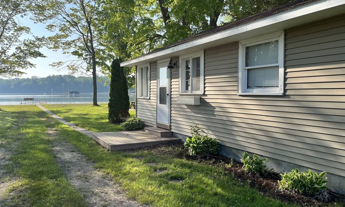Alpena Cabaña | "Summer Breeze" Cottage on Alpena's Long Lake - Prime location on the Sandies!