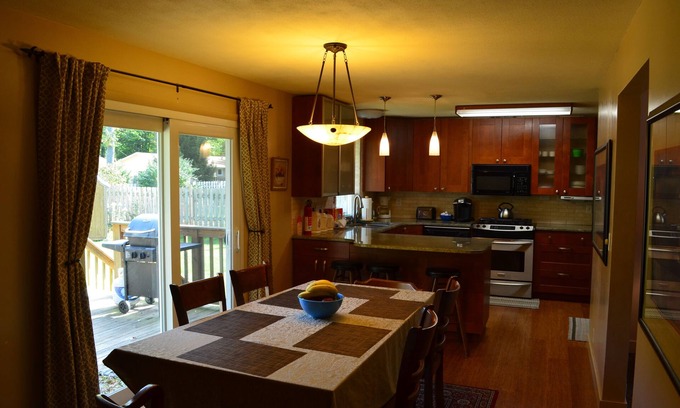 Waukazoo Woods Casa | Fechas de verano disponibles cerca del lago MI y del centro. Mesa de billar, parrilla y fogata