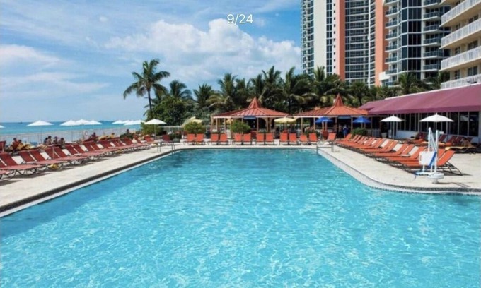 Sunny Isles Beach Complejo | SUMMER SALE Waterfront Resort on the beach to relax! Cozy Great remodeled apart