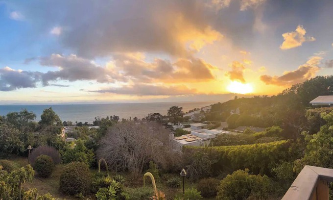 Summerland Casa | SUMMERLAND Panoramic Ocean Views / Walk to Beach & Town, Family Friendly.