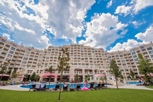 Varna Apartamento | Summertime in Varna South Bay Beach Residence