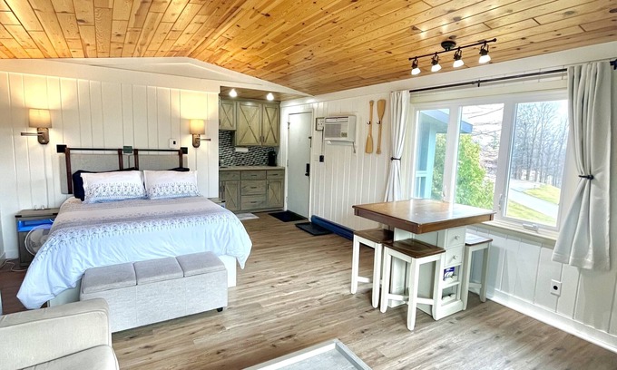 Bellaire Condominio | Summit Village condo short walk to Lakeview Hotel pool, tubing hill & Shantytown