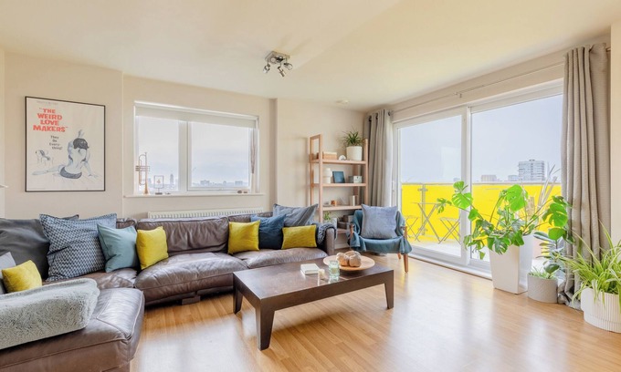 Bromley South Apartamento | Sun Filled 2BD Flat With City Views, Mile End