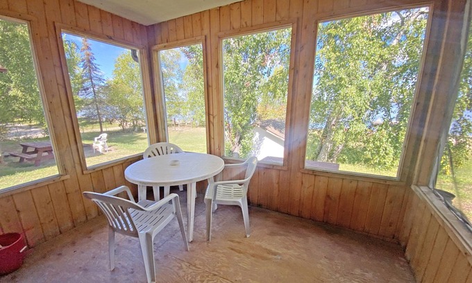 Manitoba Cabina | Sun, Sand, Visit "Sugar Shores"