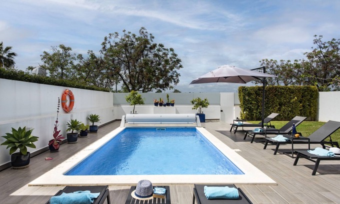 Santa Luzia Chalet De Esquí | Sol y Serenidad, Tu Villa de Ensueño