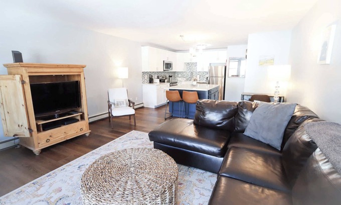 Fraser Condominio | Sun Sung Cozy Condo – A Stylish Escape for 4!