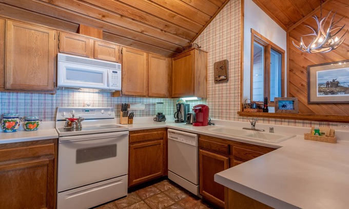 Elkhorn Village Condominio | Cómodo condominio Elkhorn fuera del campo de golf con chimenea y Dollar Mt. Puntos de vista