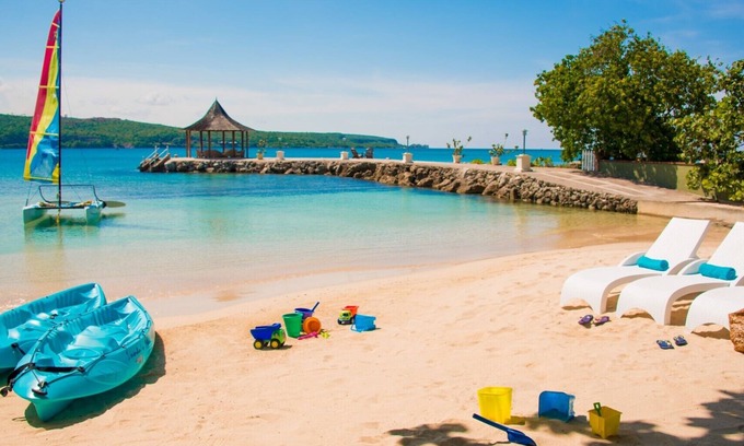 Discovery Bay Villa | Sundown on the Beach