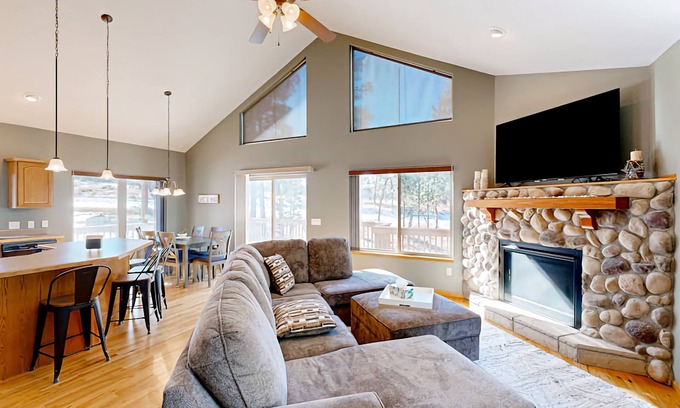Deadwood Casa | SUNFLOWER CABIN- 3 Bedroom house located close to Deadwood on paved roads!