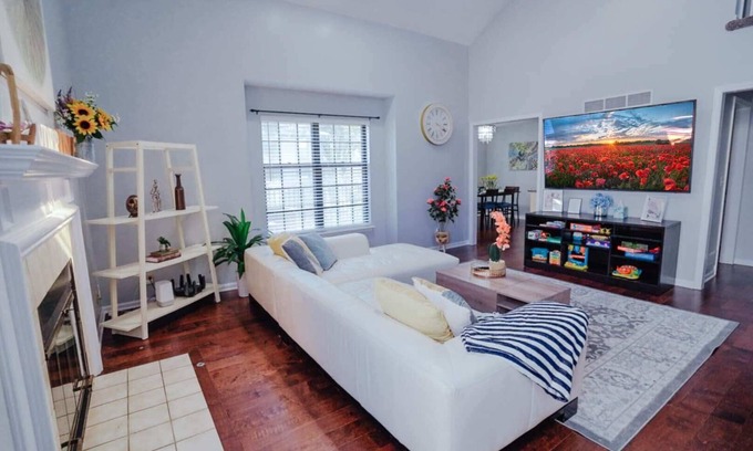 Overland Park Casa | Sunflower Suite- Central, Near Highway