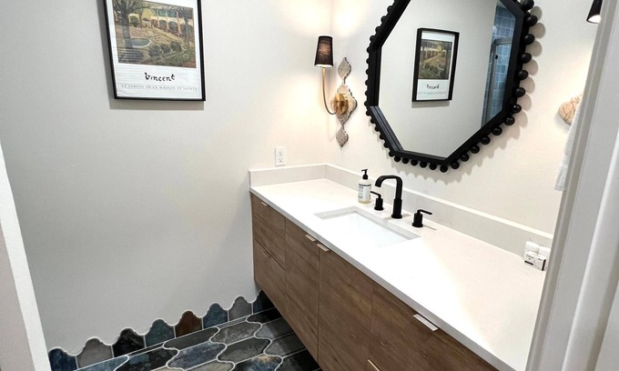 Del Mar Apartamento | Sunflower Unit #3. 2-bedroom apartment in peaceful Corpus Christi.