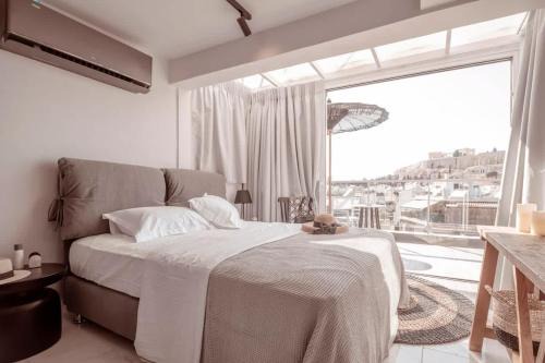 Athens City Centre Hotel | Sunlit Suite with Jacuzzi & Acropolis View