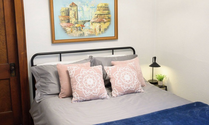 West Allis Apartamento | Sunny 1 Bedroom Upper with Personal EV Car Charger