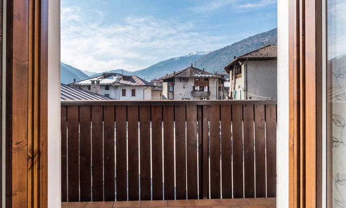 Ragoli Apartamento | Sunny apartment in Giuma with mountain views and balcony