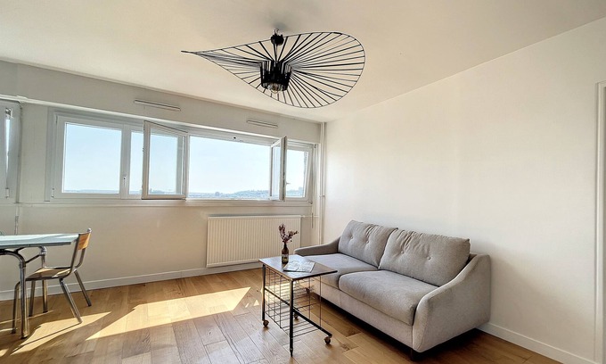 Quartier du Pont-de-Flandre Apartamento | Sunny Apartment With View