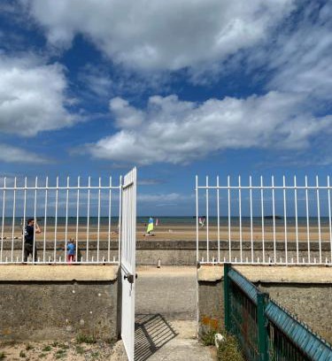 Asnelles Apartamento | Sunny Apt on D-Day Beach with Parking