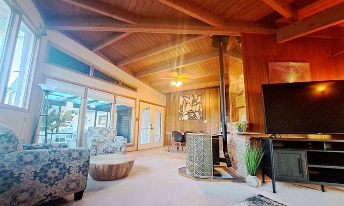 McPherson Casa | Sunny Arcadian Court