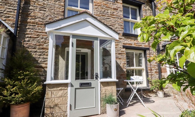 Slyne Cabaña | SUNNY BANK, pet friendly, character holiday cottage in Brookhouse