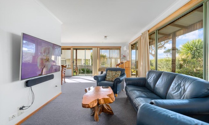 Kingston Beach Villa | Sunny Beach Holiday Home 80A