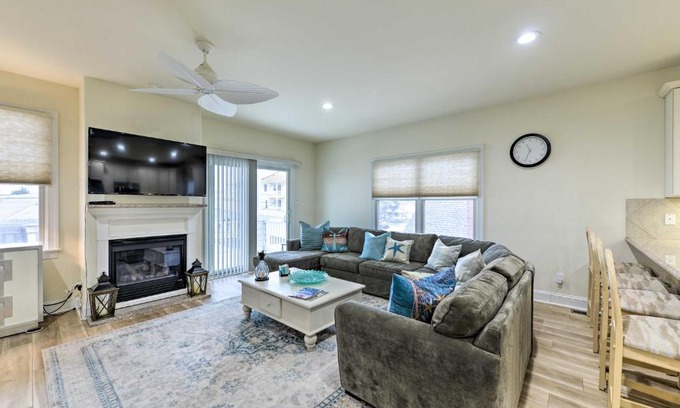 Brigantine Casa | Sunny Brigantine Townhome Walk to Beach