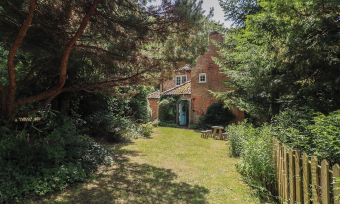 Welby Cabaña | SUNNY COTTAGE, pet friendly, character holiday cottage in Grantham