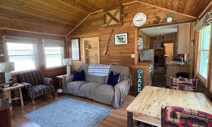 Shawano Casa | Sunny Cottage - real cabin feel- pets welcome!