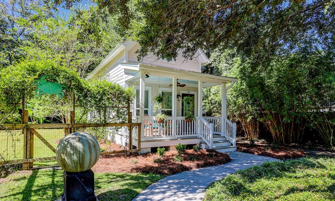 Scanlonville Cabaña | Sunny garden cottage with a furnished front porch, grill, AC, & washer/dryer