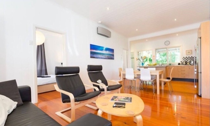 Highgate Hill Casa | Sunny Home - 2 Bedroom + Deck