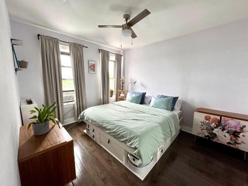 West Side Apartamento | Sunny Jersey City 1BR, 25 min to NYC, 15min to EWR, King Bed, Hammock & Park Views