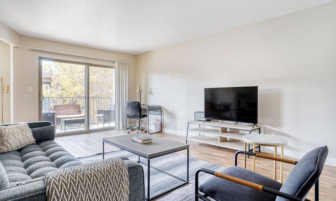 Mountain View Apartamento | Sunny Mountain View 2BR w/ Pool, Gym, BBQ, 5 min to Target, by Blueground